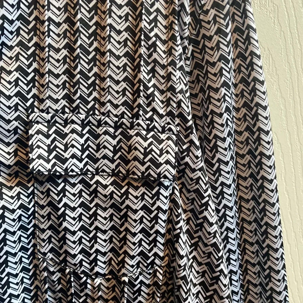 NWT very flattering black/white/gray ladies large blouse - Picture 5 of 10